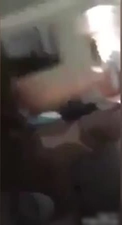 تضع مسدس في رأس طفلة صغيرة .. فيديو