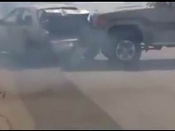 بالفيديو .. طعن عامل في معرض للسيارات أثناء سرقة سيارة