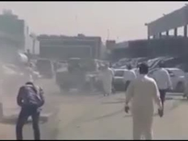 بالفيديو .. طعن عامل في معرض للسيارات أثناء سرقة سيارة