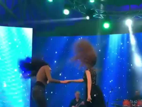 شاهد تحدي ميريام فارس لمعجبة في رقصة الشعر
