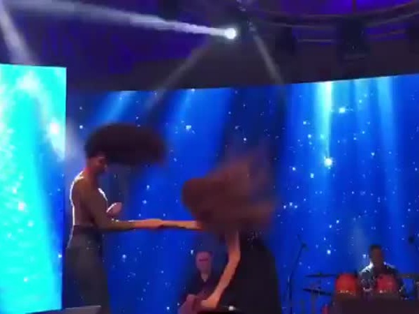 شاهد تحدي ميريام فارس لمعجبة في رقصة الشعر