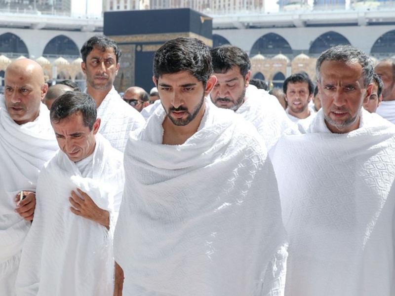 بالصور: ولي عهد دبي يؤدي مناسك العمرة