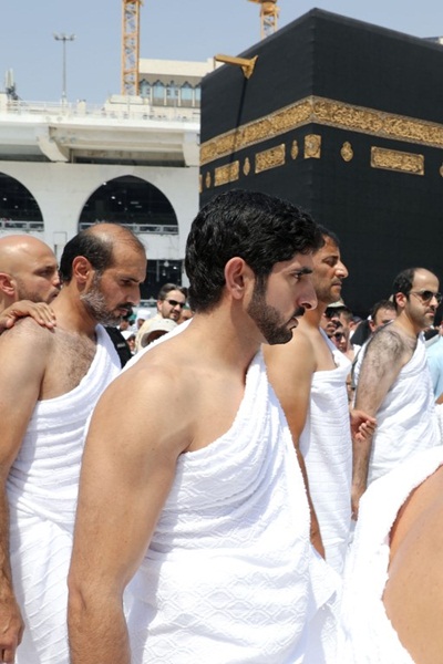 بالصور: ولي عهد دبي يؤدي مناسك العمرة