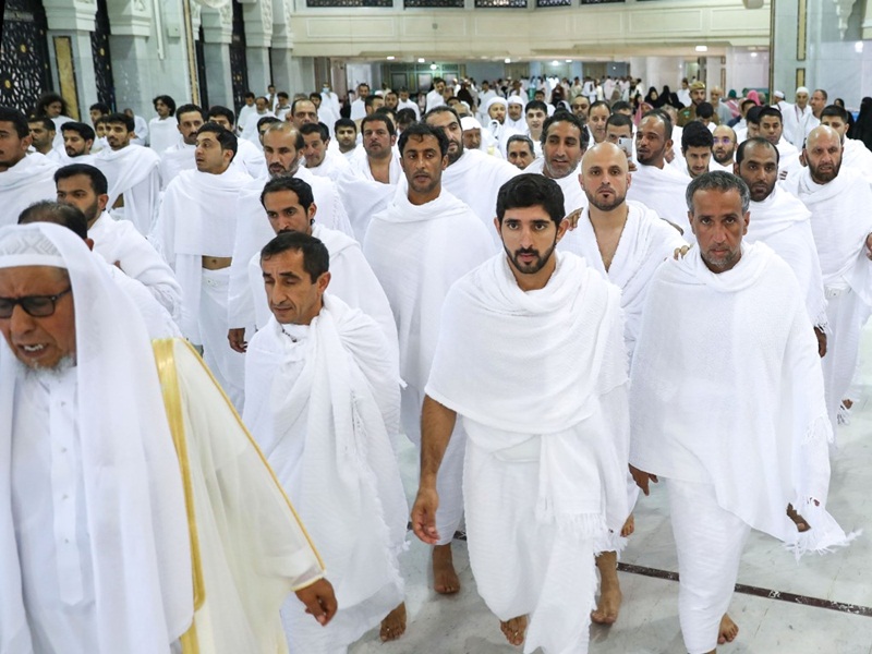 بالصور: ولي عهد دبي يؤدي مناسك العمرة