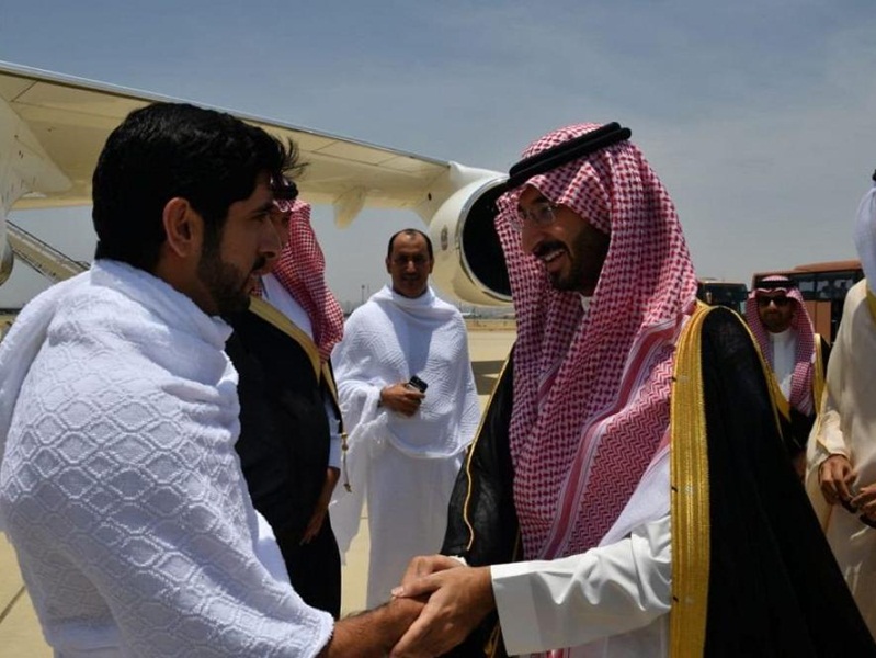 بالصور: ولي عهد دبي يؤدي مناسك العمرة