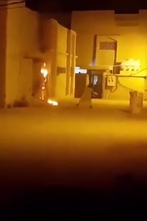 حاول إطفاء النيران .. ولكنه قام بالعكس تمامًا .. فيديو