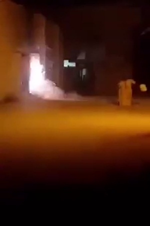حاول إطفاء النيران .. ولكنه قام بالعكس تمامًا .. فيديو