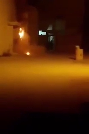 حاول إطفاء النيران .. ولكنه قام بالعكس تمامًا .. فيديو