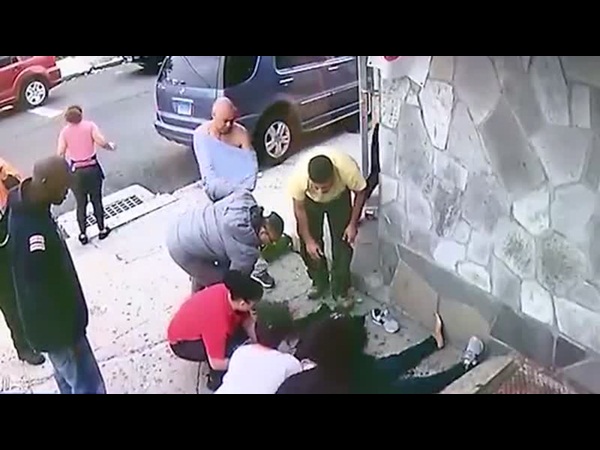 شاهد كيف أنقذت هذه السيدة الطفل من الموت دهسًا