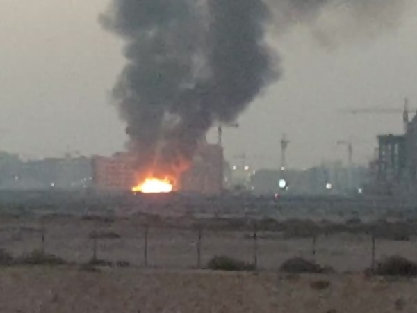 حريق في قرية النخيل يلتهم 10 كرفانات .. فيديو