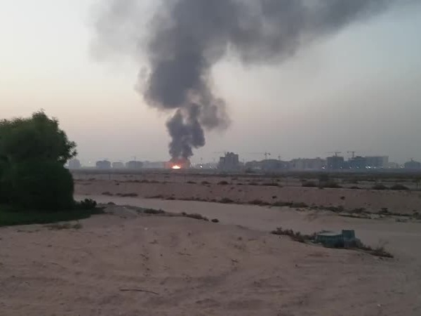 حريق في قرية النخيل يلتهم 10 كرفانات .. فيديو
