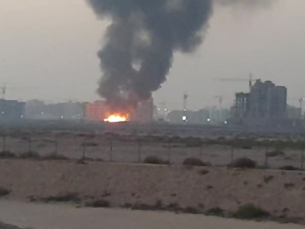 حريق في قرية النخيل يلتهم 10 كرفانات .. فيديو
