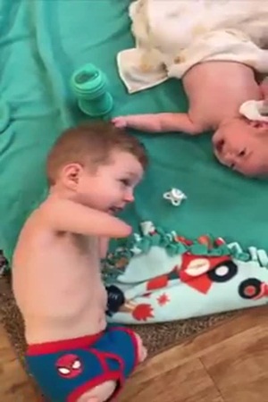 شاهد كيف استطاع هذا الطفل المعجزة إسكات أخيه الرضيع