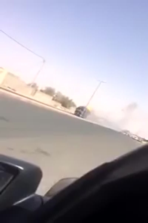 بالفيديو .. موقف مشرف لسعودي يجازف بحياته ويقود شاحنة مشتعلة