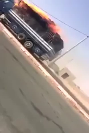 بالفيديو .. موقف مشرف لسعودي يجازف بحياته ويقود شاحنة مشتعلة