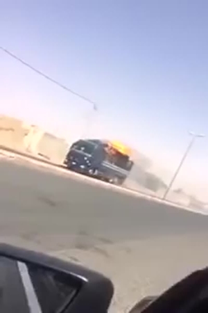 بالفيديو .. موقف مشرف لسعودي يجازف بحياته ويقود شاحنة مشتعلة