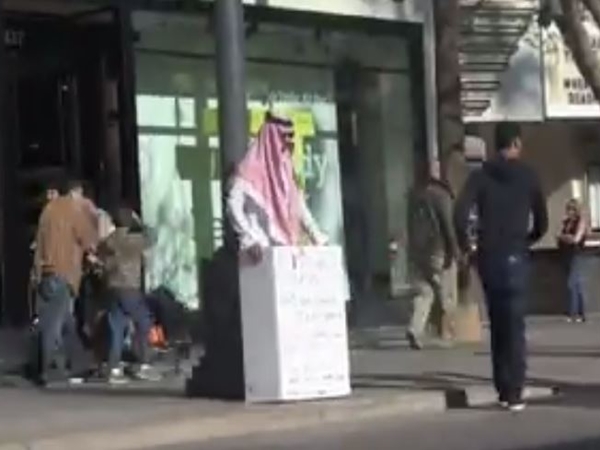 سعودي يقف لاستقبال الأحضان مواجهًا عنصرية ترامب