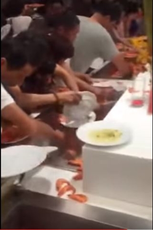 هجوم الصينيون على الأوبن بوفيه