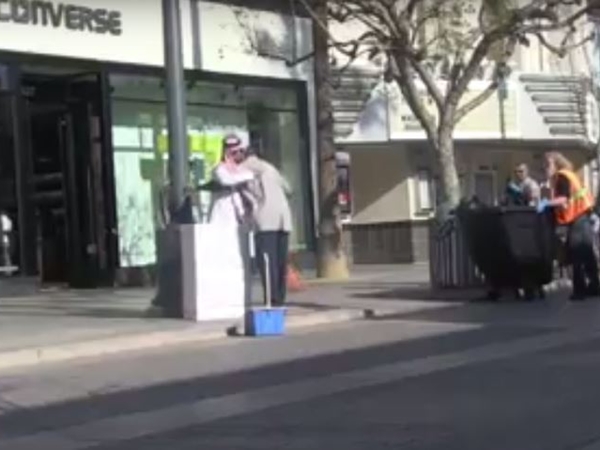 سعودي يقف لاستقبال الأحضان مواجهًا عنصرية ترامب