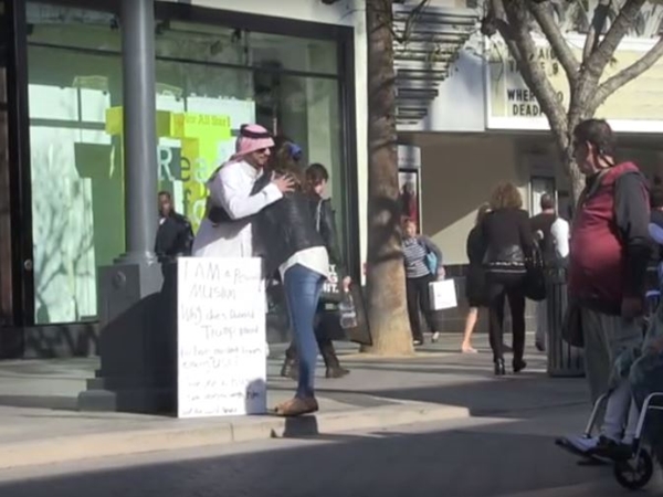 سعودي يقف لاستقبال الأحضان مواجهًا عنصرية ترامب