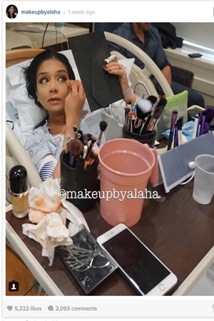 تقوم بوضع مساحيق التجميل أثناء ولادتها لطفلها
