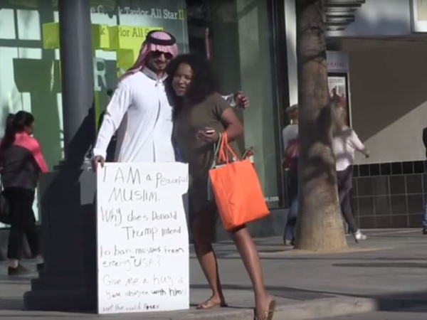 سعودي يقف لاستقبال الأحضان مواجهًا عنصرية ترامب