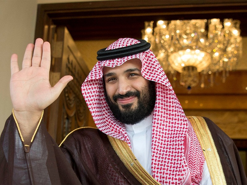 محمد بن سلمان يلفت الأنظار في "الفورمولا" بـ "جاكيت" مميز