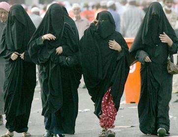 سعودي يتشبه بالحاج متولي، يتزوج من مجموعة تربوية 