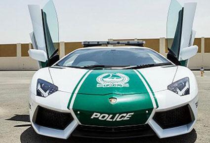 هكذا تباهت شرطة دبي بسياراتها الفاخرة !