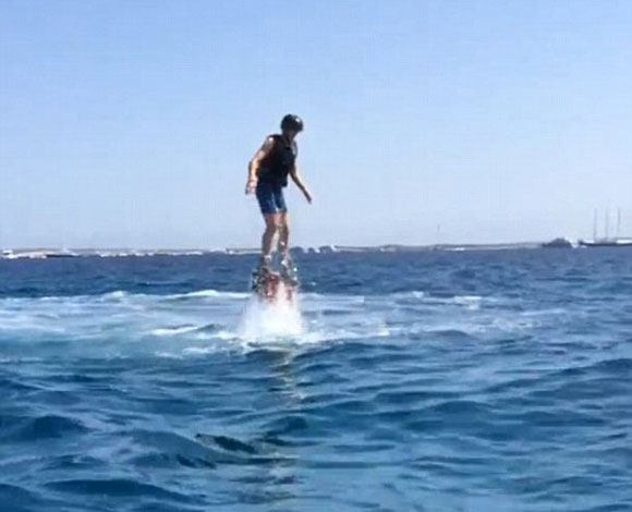 أندريه شيرلي الفائز بلقب كأس العالم مع ألمانيا يمشي على الماء