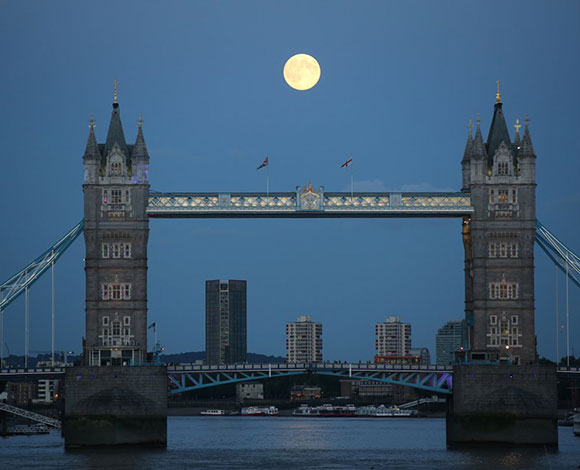 "Supermoon" ظاهرة القمر المثالي التي أبهرت العالم... بالصور