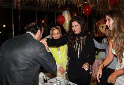 أحلام تحتفل بعيد زواجها وتروّج لكنتاكي عبر حسابها