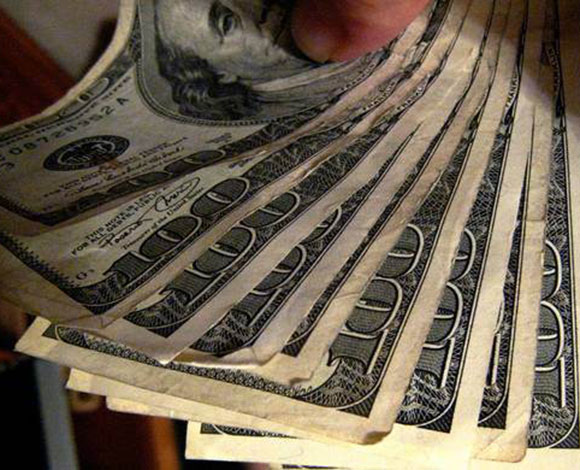 فنزويلي يبتلع 100 ألف دولار لتهريبها من جامايكا