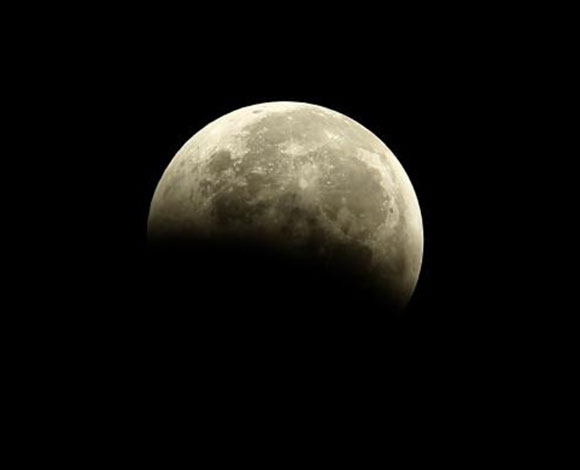 سفر الى الفضاء: قمر الدم بالصور