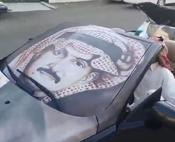 بالفيديو والصور: مواطن سعودي يهدي الوليد بن طلال سيارة بي ام دبليو
