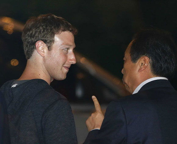 هذا هو السر وراء ارتداء زوكربيرغ التي شيرت نفسه