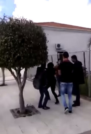 معركة بين فتاتين في إحدى المدارس ... بسبب شاب!