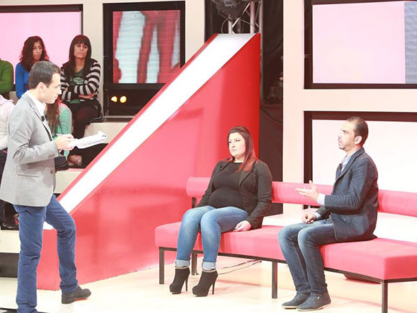 بالفيديو: إنهيار مذيع على الهواء ... ضحكاً