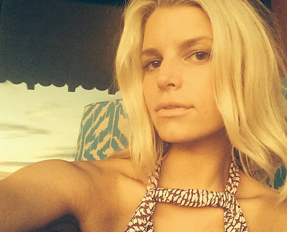 نجمات تتباهين على الإنترنت بإطلالاتهن المثيرة بدون ماكياج