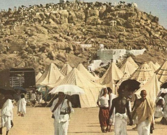 صور نادرة لأداء المسلمين مناسك الحج عام 1953
