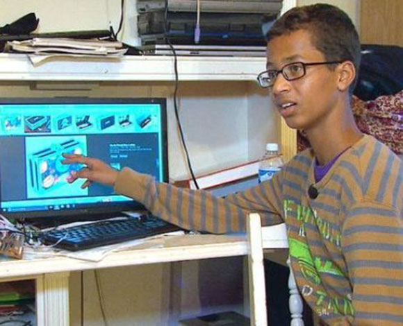 بعد إعتقاله ... اوباما وزوكربيرج يتنافسان على أحمد محمد مخترع الساعة القنبلة