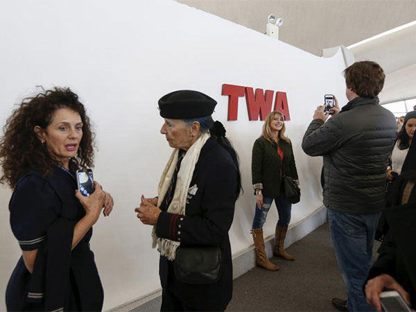 بالصور: الأمريكيون يزورون للمرة الأخيرة مبنى TWA  في مطار نيويورك