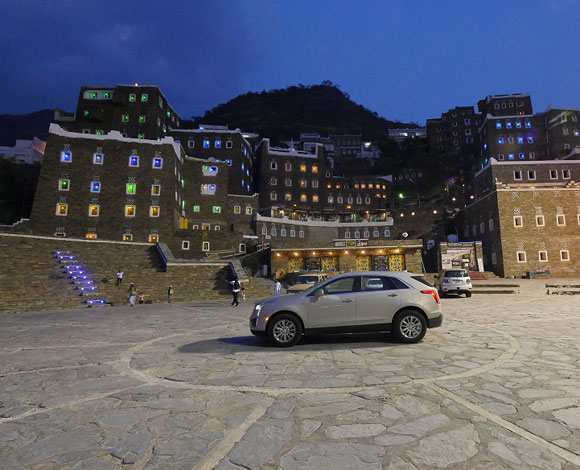 كاديلاك وبالتعاون مع "حسين الدغريري" يكتشفان مناطق جديدة في السعودية