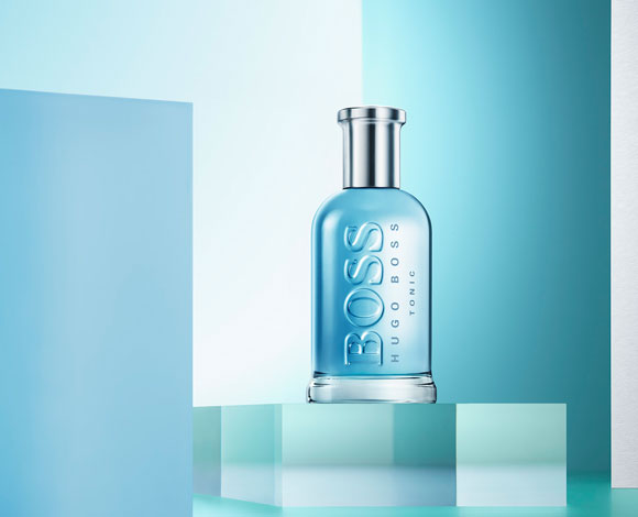 حصرياً; اكتشفوا عطر BOSS BOTTLED TONIC ... انطلقوا نحو الأمام على طريق النجاح