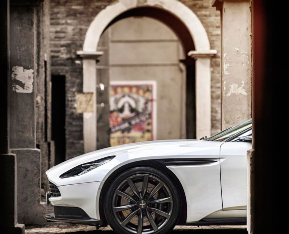 DB11 تُقدم الآن مع محرك فئة V8