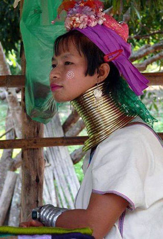 نساء تايلاند يتزيّن بالصولجان لتطول أعناقهن!