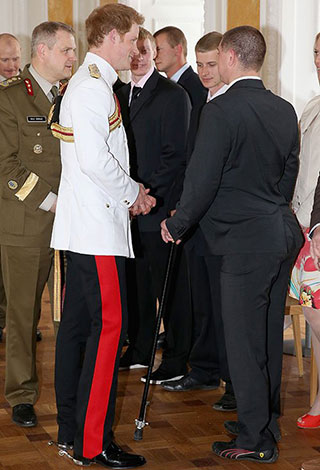 الأمير هاري يلفت الأنظار ببذلته الرسمية في أستونيا