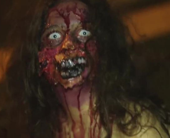 بالفيديو  والصور : طفلة ترعب المارة بوجهها المخيف 