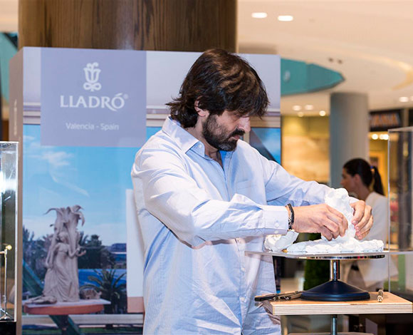 فنّ نحت تحف "لادرو"  Lladróفي عرض حيّ في دبي