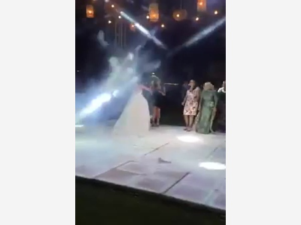 بدلًا من أن ترمي باقة الورود .. تحضر مع حبيب صديقتها مفاجأة لها